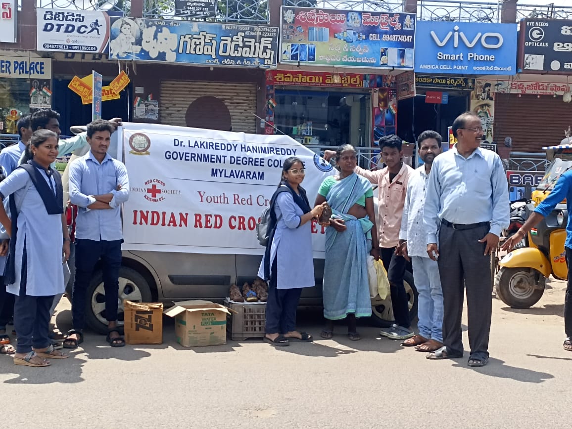 Dr. Lakireddy Hanimireddy Govt. Degree College Mylavaram  Respected Sir,   DISTRIBUTION OF  GANAPATHI CLAY IDOLS  The Youth Red Cross volunteers of our college distributed Ganapathi idols made of clay to spread the message of environment friendly fes