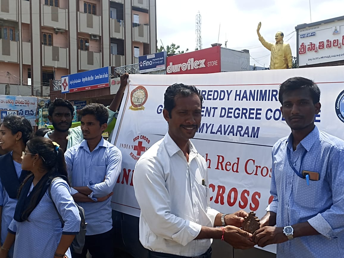 Dr. Lakireddy Hanimireddy Govt. Degree College Mylavaram  Respected Sir,   DISTRIBUTION OF  GANAPATHI CLAY IDOLS  The Youth Red Cross volunteers of our college distributed Ganapathi idols made of clay to spread the message of environment friendly fes