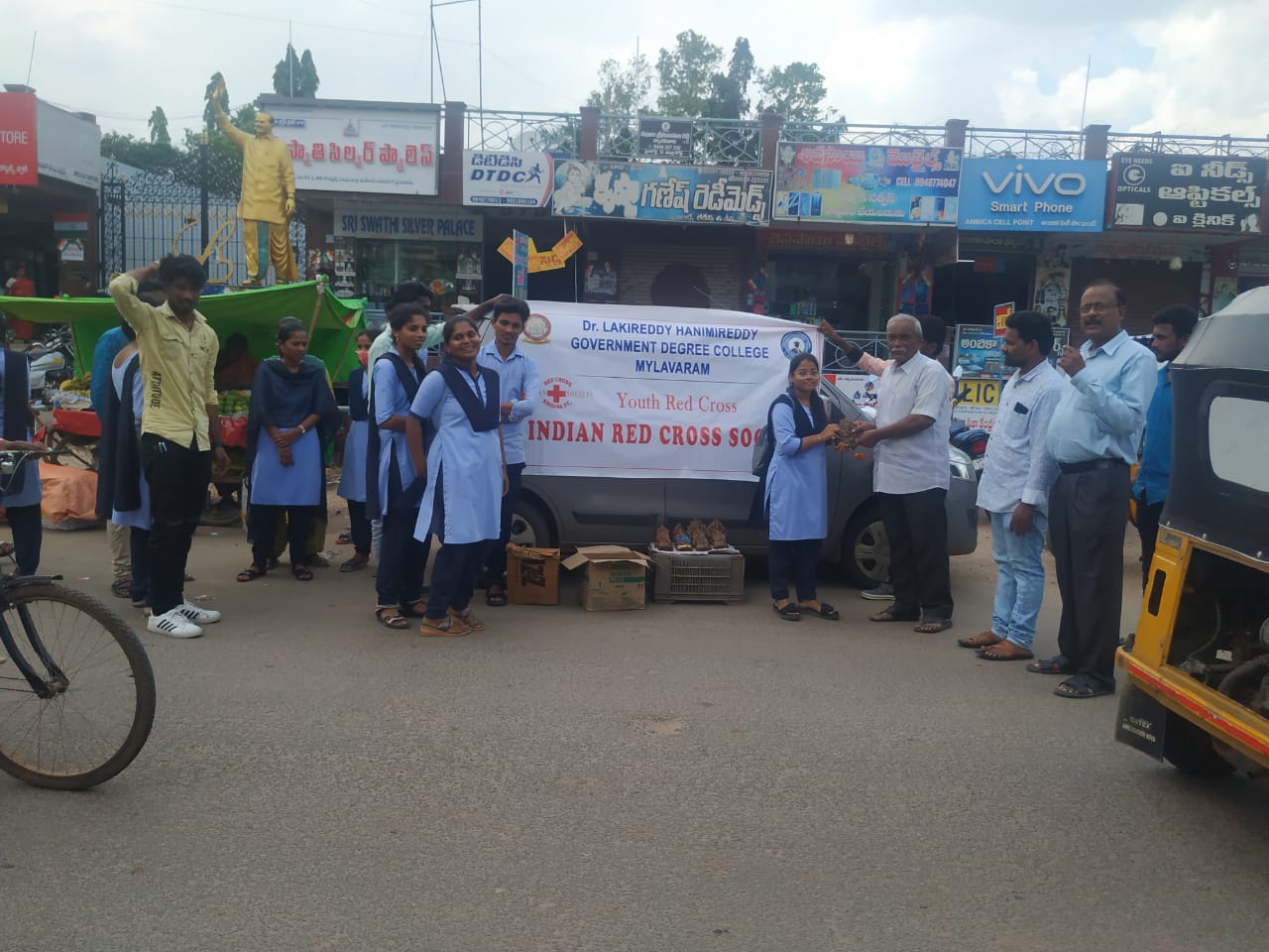 Dr. Lakireddy Hanimireddy Govt. Degree College Mylavaram  Respected Sir,   DISTRIBUTION OF  GANAPATHI CLAY IDOLS  The Youth Red Cross volunteers of our college distributed Ganapathi idols made of clay to spread the message of environment friendly fes