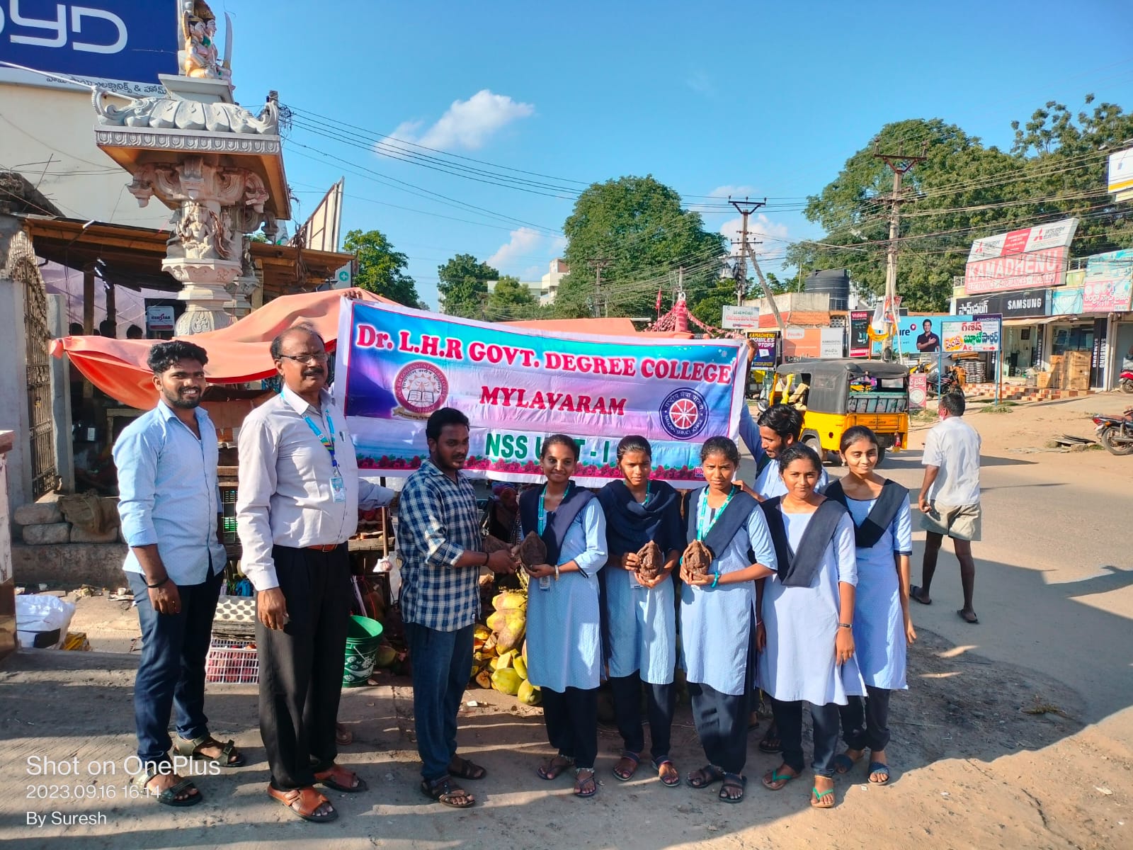 DISTRIBUTION OF CLAY GANAPATHI IDOLS BY NSS VOLUNTEERS