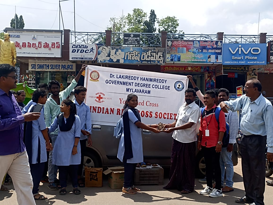 Dr. Lakireddy Hanimireddy Govt. Degree College Mylavaram  Respected Sir,   DISTRIBUTION OF  GANAPATHI CLAY IDOLS  The Youth Red Cross volunteers of our college distributed Ganapathi idols made of clay to spread the message of environment friendly fes