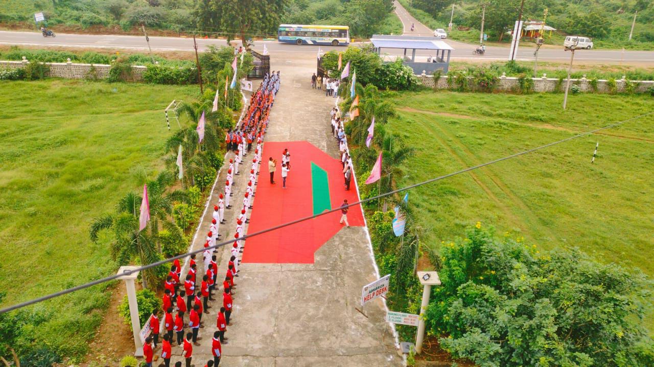 MEGA PLANTATION PROGRAMME 300 YRC Volunteers of the college planted 500 saplings on the National Highway-30 running adjacent to college.