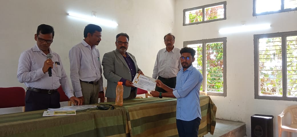 DISTRIBUTION OF INTERNSHIP CERTIFICATES Respected Sir, 86 students of our college, who successfully completed 8 week Internship with E.Com Express (Flipkart), received certificates today from Wellcare Facility India Pvt. Ltd.