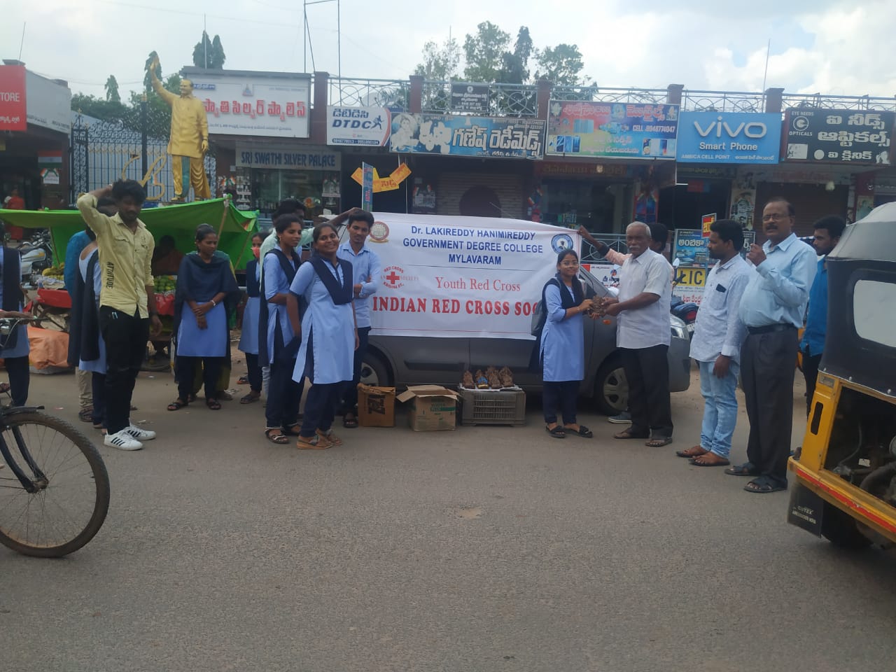 Dr. Lakireddy Hanimireddy Govt. Degree College Mylavaram Respected Sir, DISTRIBUTION OF GANAPATHI CLAY IDOLS The Youth Red Cross volunteers of our college distributed Ganapathi idols made of clay to spread the message of environment friendly fes